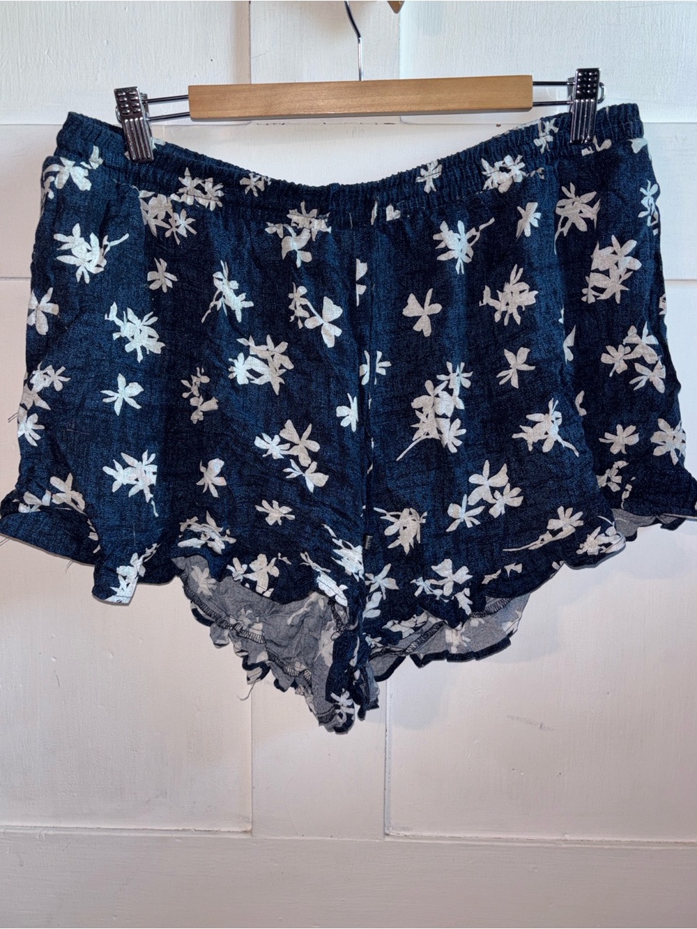 Tommy Hilfiger Navy Floral Ruffle Shorts  White Flower Print Size Large L New